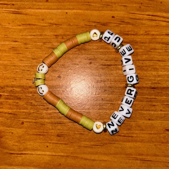 Never Give Up Heishi Bracelet - Picture 6 of 10